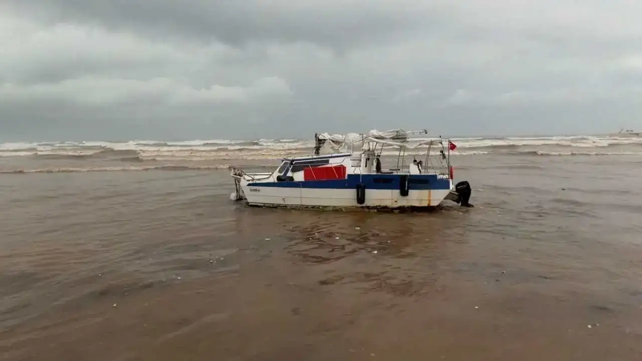Finike’de Tekne Karaya Sürüklendi: Sokaklar Şelaleye Döndü! 2